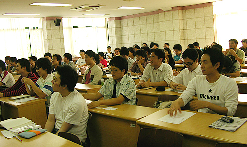 노회찬 의원의 이날 특별강연에는 100여 명의 청중이 몰려 노 의원의 대중적 인기를 실감하게 했다. 